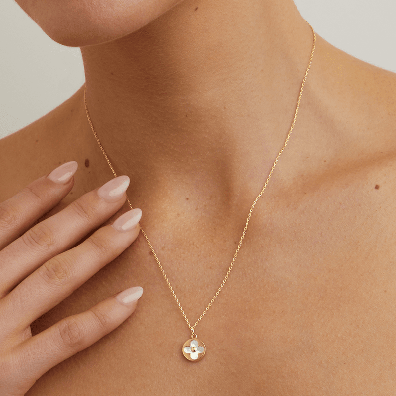 45cm Mother of Pearl Cut-Out Clover Pendant Necklace in 9kt Yellow Gold Pendants Bevilles 