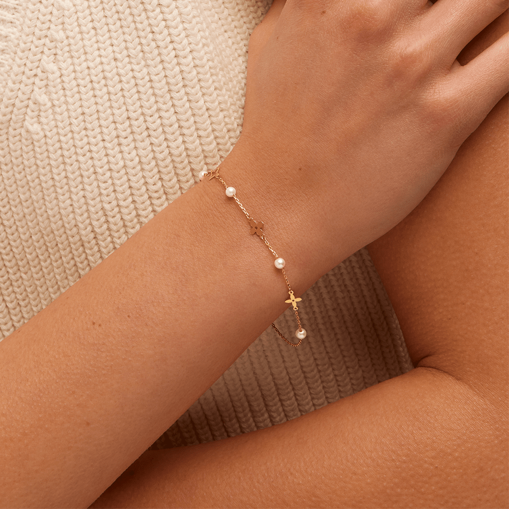 19cm Pearl and Clover Station Bracelet in 9kt Yellow Gold Bracelets Bevilles 